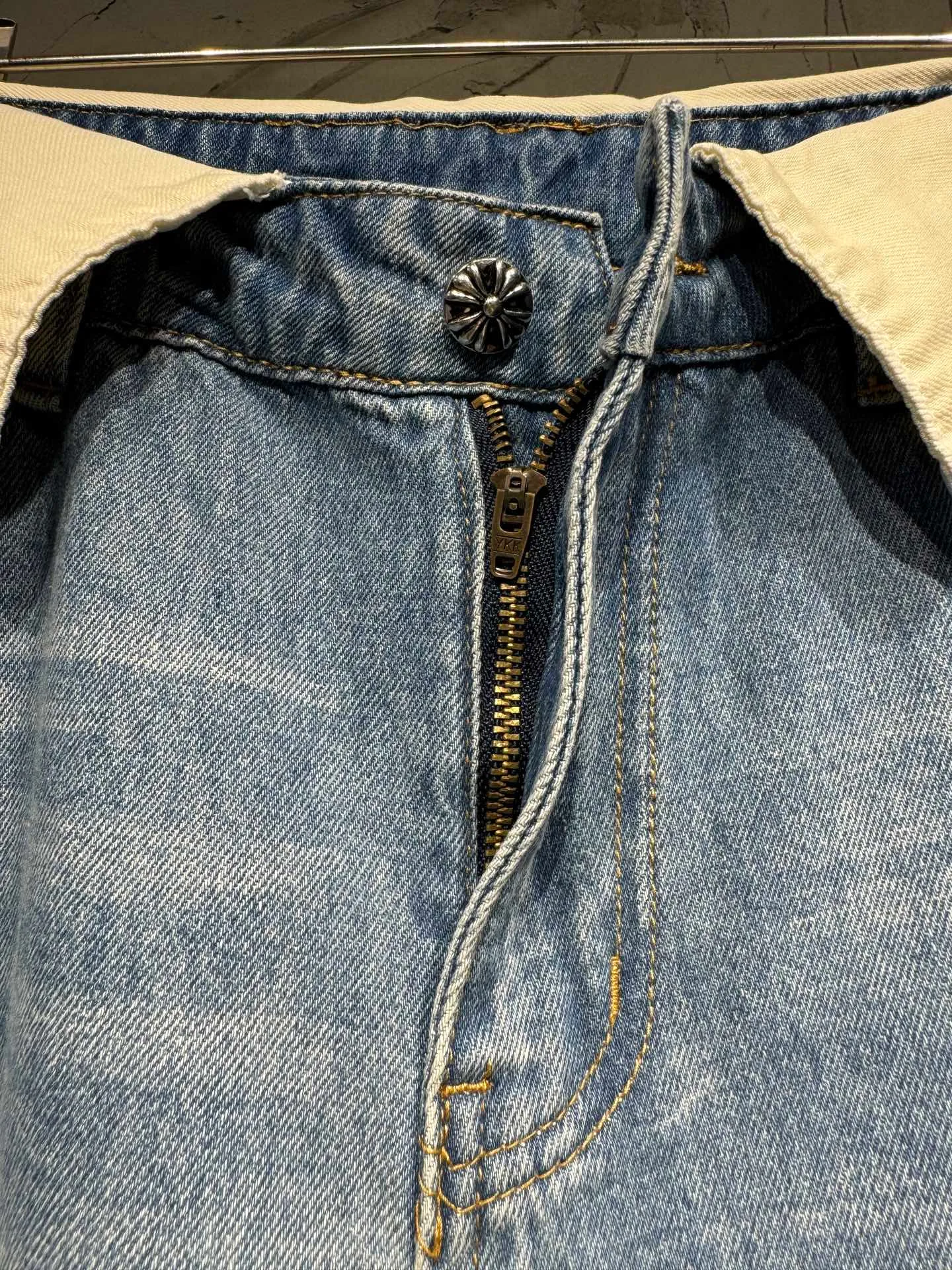 Chrome Hearts ｜ 、 Cream White ， 。Light Blue ， Retro ， 、 、 ， ， T、 、 、Martin Boots 、 ， ， Sizes：S M L
